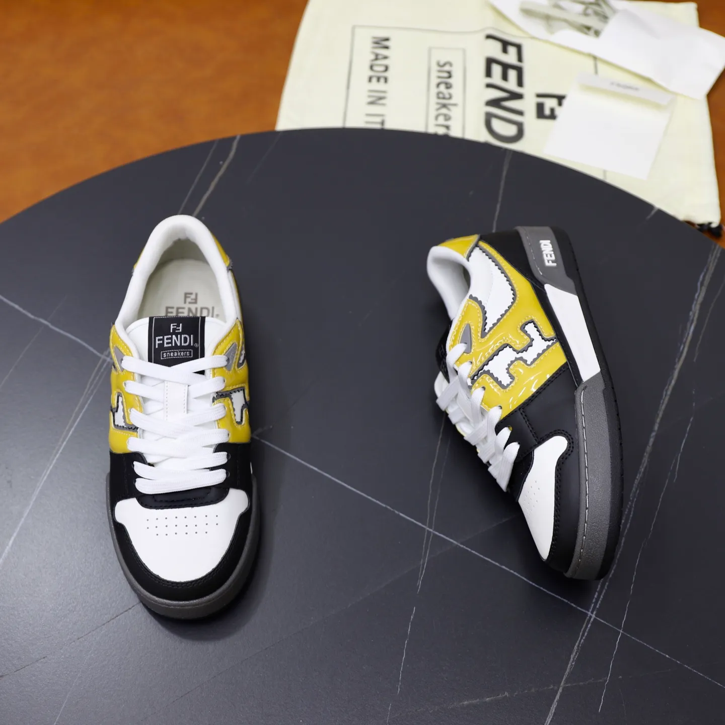 Ex-factory price: 640🔥Couple model (top original order) Brand: FENDI Size: 35-44 (customized for men 38 and 45) Grade: original order quality High version Material: Imported original cowhide stitching ➕ High-quality and comfortable lining Original TPU lightweight anti-slip outsole Style category: Travel fashion casual shoes Versatile trend